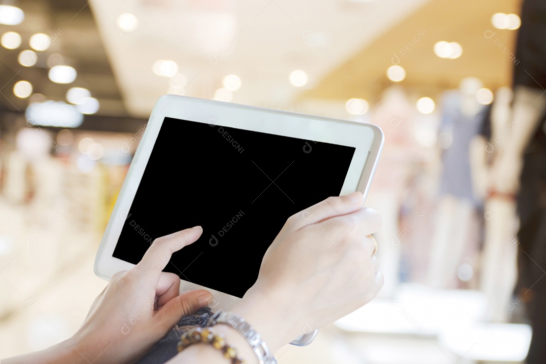 Mulheres da ásia usando tablet e empresárias usando touch