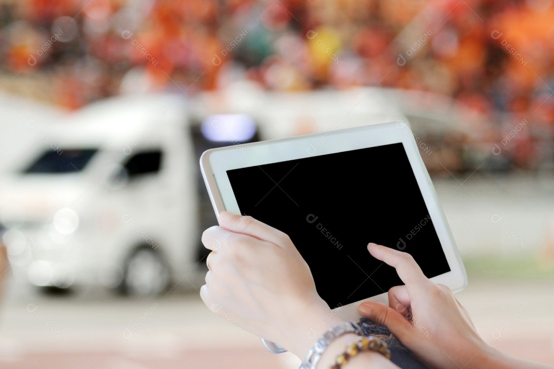 Mulheres da ásia usando tablet e empresárias usando touch