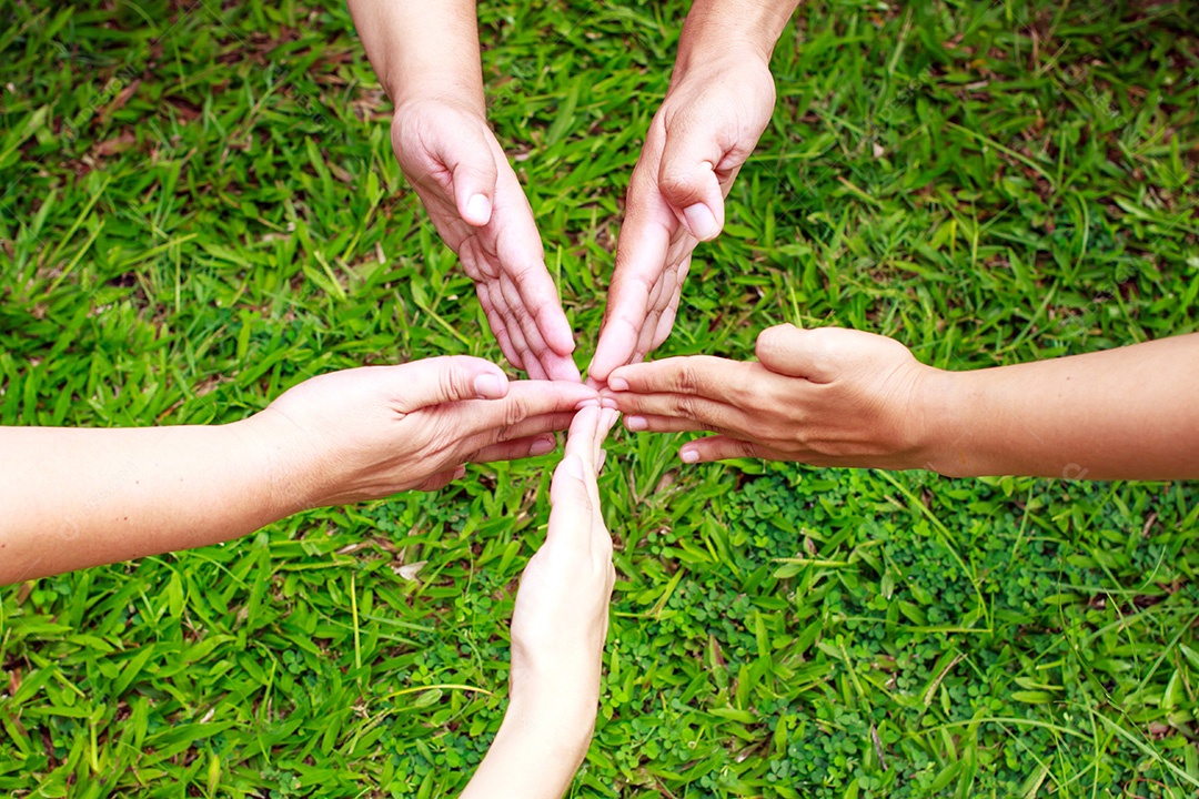 Mãos juntas, ponto central