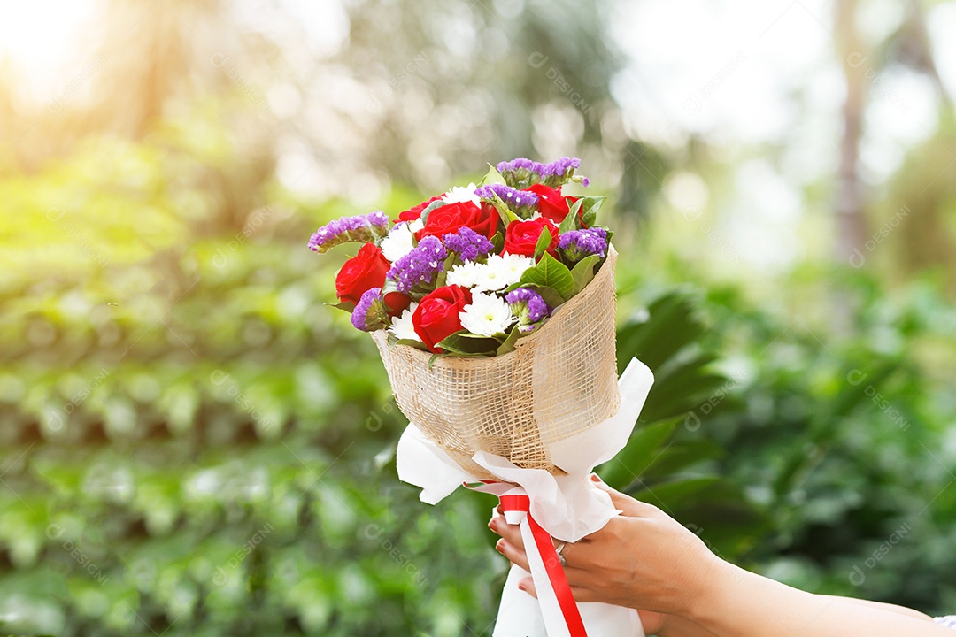 As mulheres seguravam um buquê de rosas no dia dos namorados