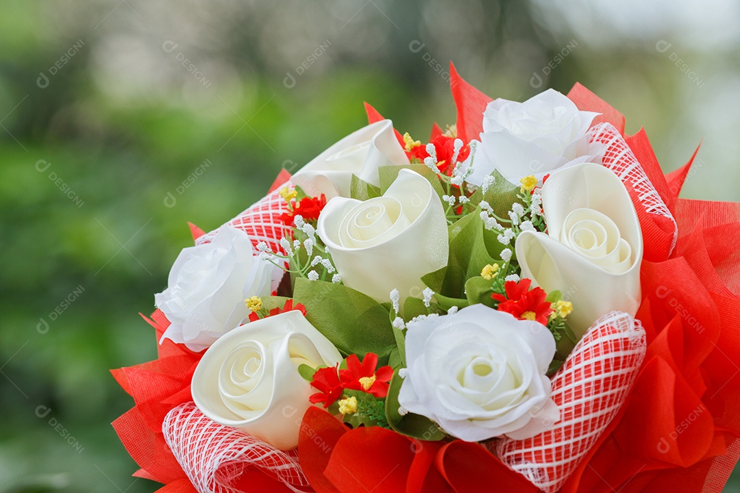 As mulheres seguravam um buquê de rosas no dia dos namorados