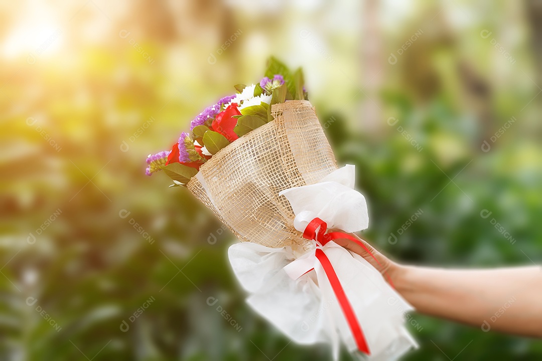 Foco suave e borrão de mulheres segurando buquê de rosas