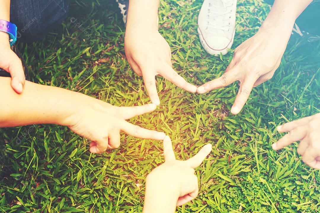 Equipe sem sucesso muitas mãos segurando juntas