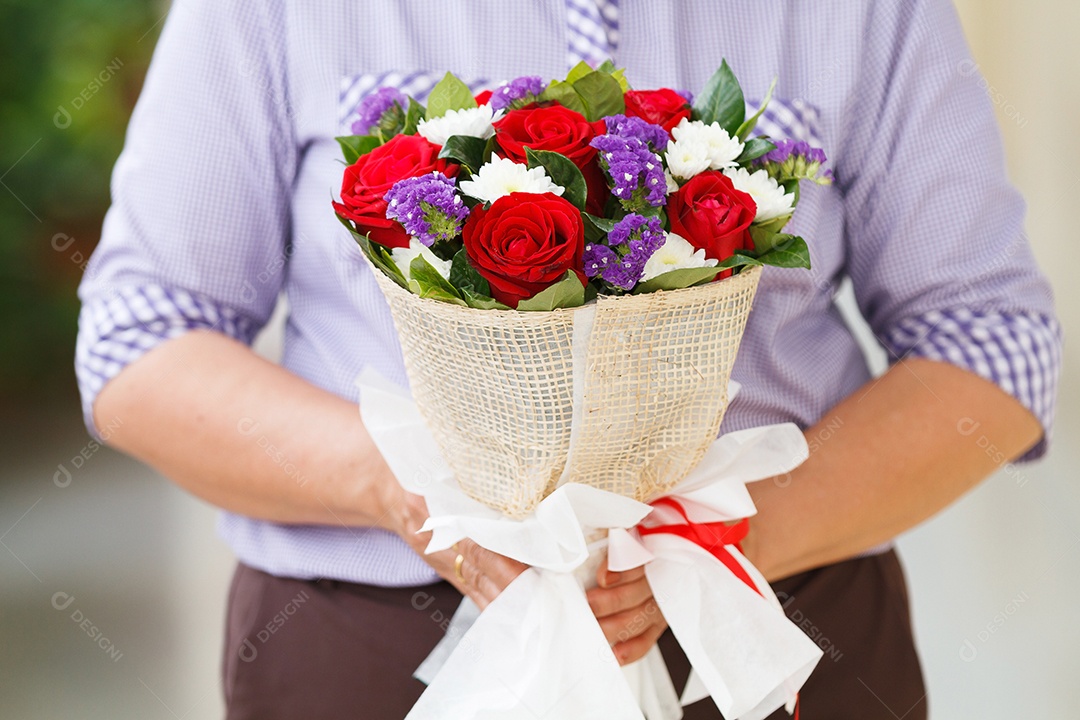 Mulher segurando um buquê de rosas na mão para o dia dos namorados