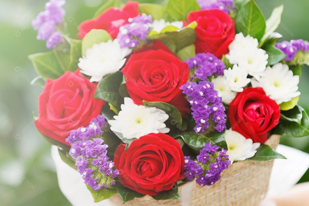 Mulher segurando um buquê de rosas na mão para o dia dos namorados