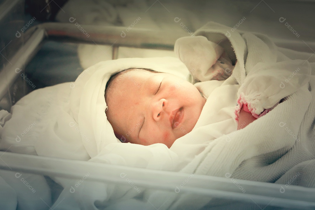 Menina recém-nascida dormindo no hospital