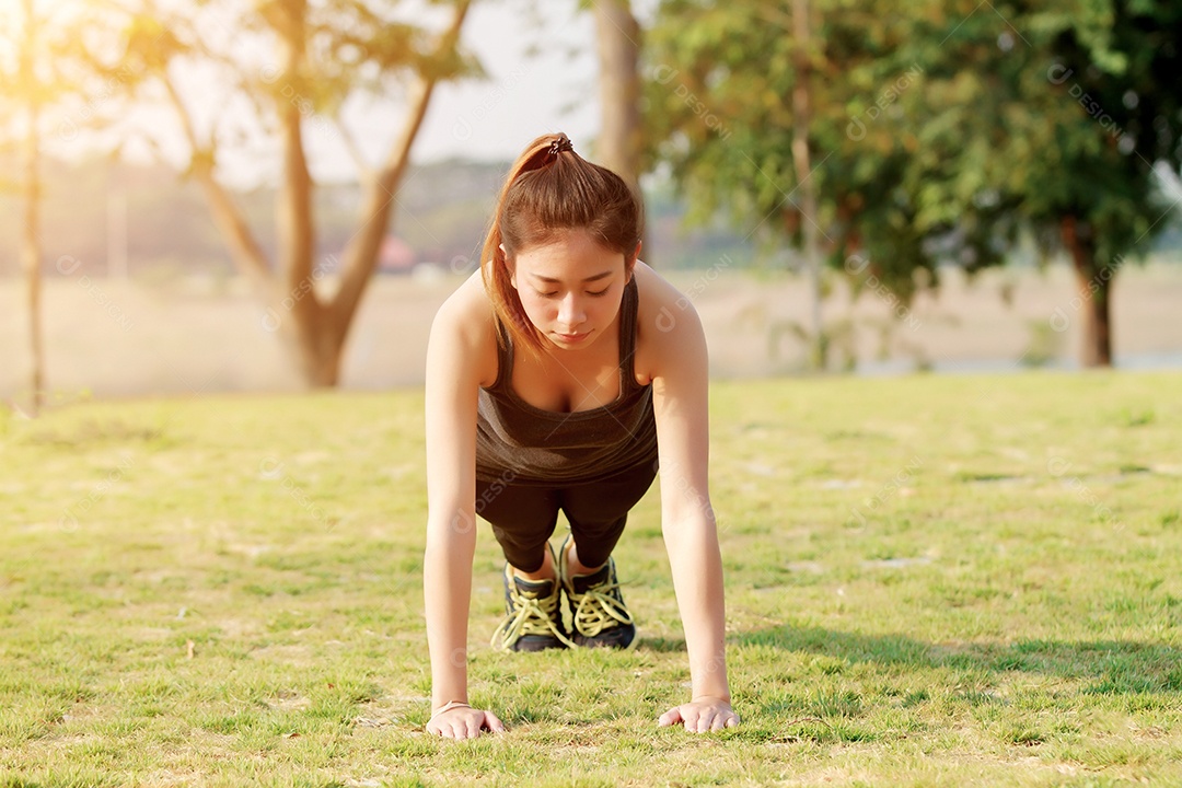 Mulher atlética ásia aquecendo e jovem atleta sentada em um exercício e alongamento em um parque antes do corredor ao ar livre