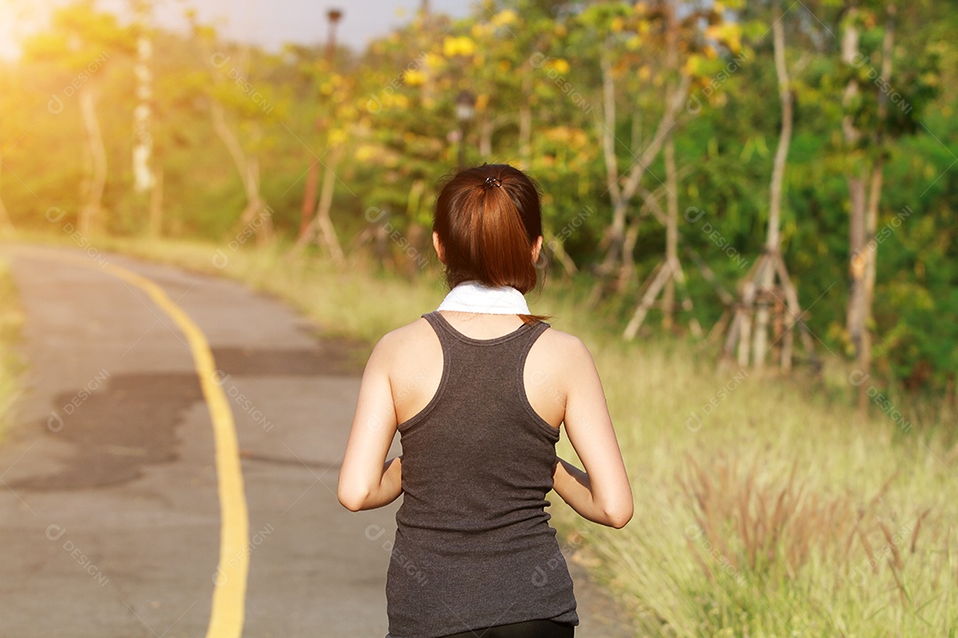 Mulher correndo. Corredor asiático feminino jogging durante ao ar livre na estrada.