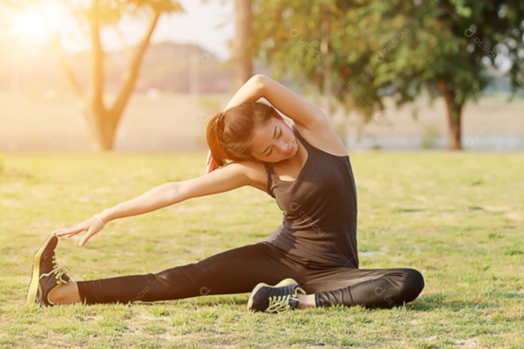 Mulher asiática Linda dormida depois de dormir na cama e se dormir de manhã no quarto de acordar em sua cama dormida