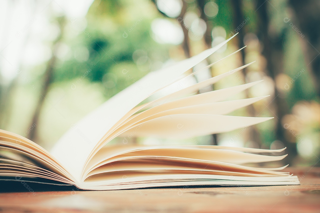 Reserve na mesa de madeira