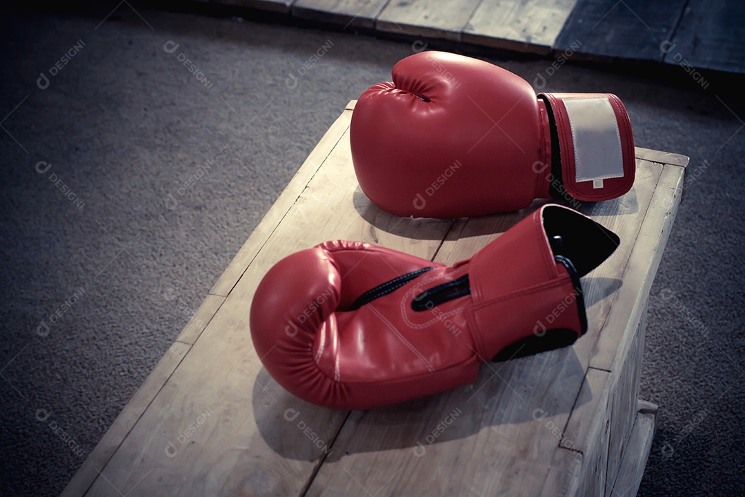 Luvas de boxe na mesa de madeira