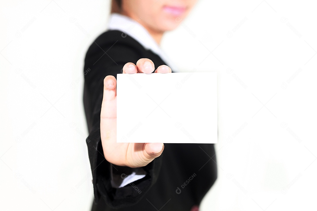 empresária ásia segurando e mostrado um cartão de visita