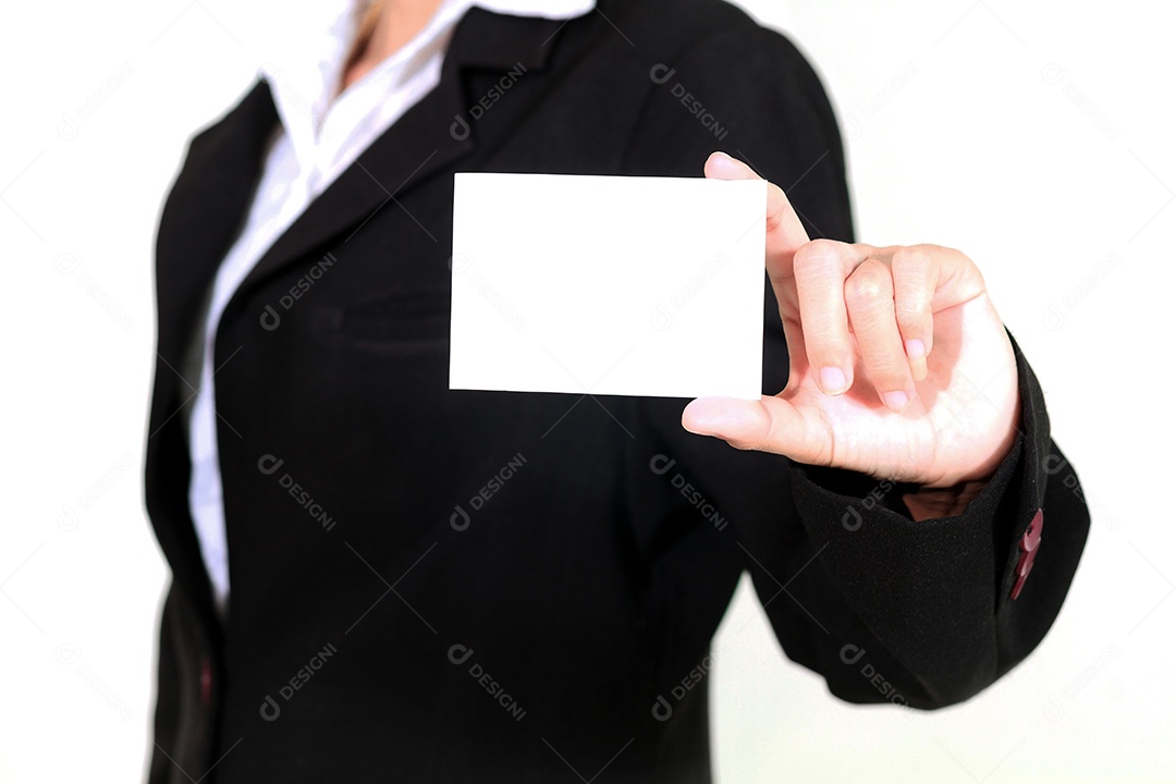 empresária ásia segurando e mostrado um cartão de visita