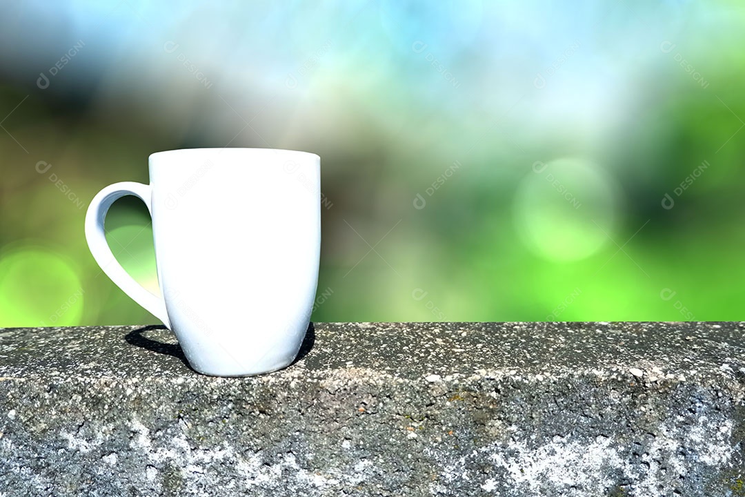 Xícara branca sobre fundo desfocado floresta