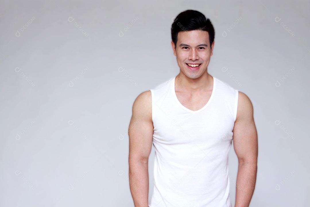 Retrato de um jovem encantador sorrindo sobre fundo branco isolado