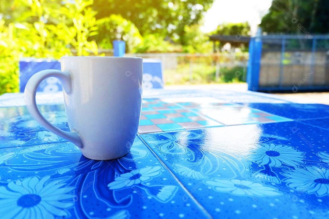 Xícara copo caneca sobre uma mesa azul