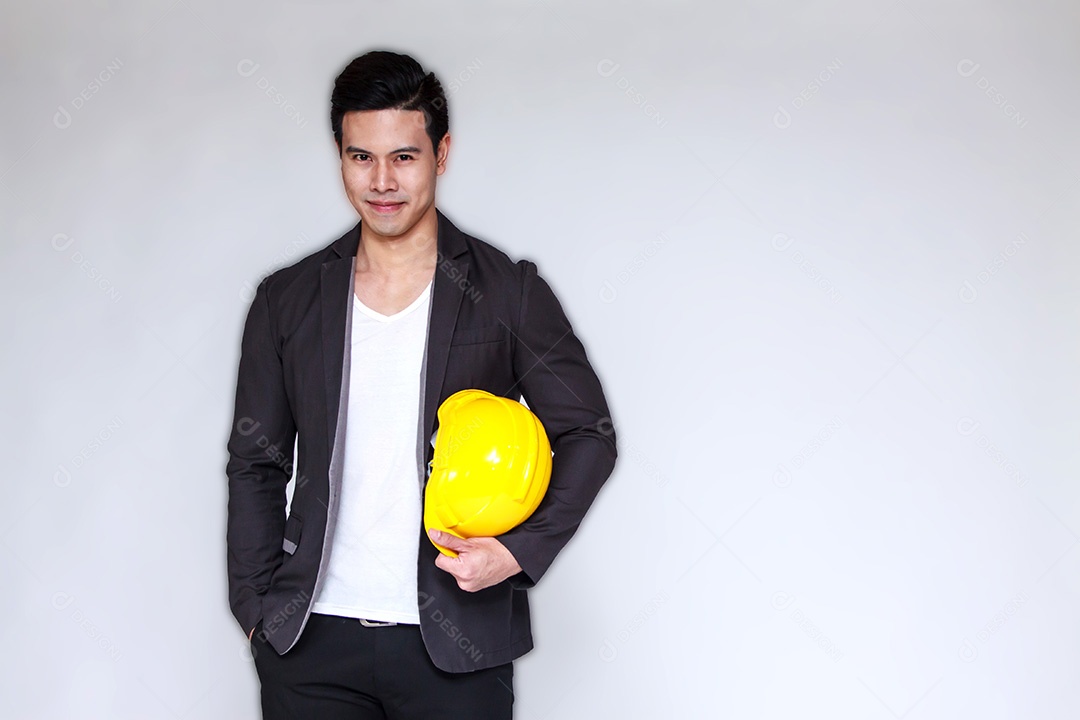 Jovem engenheiro bonito asiático isolado em fundo cinza