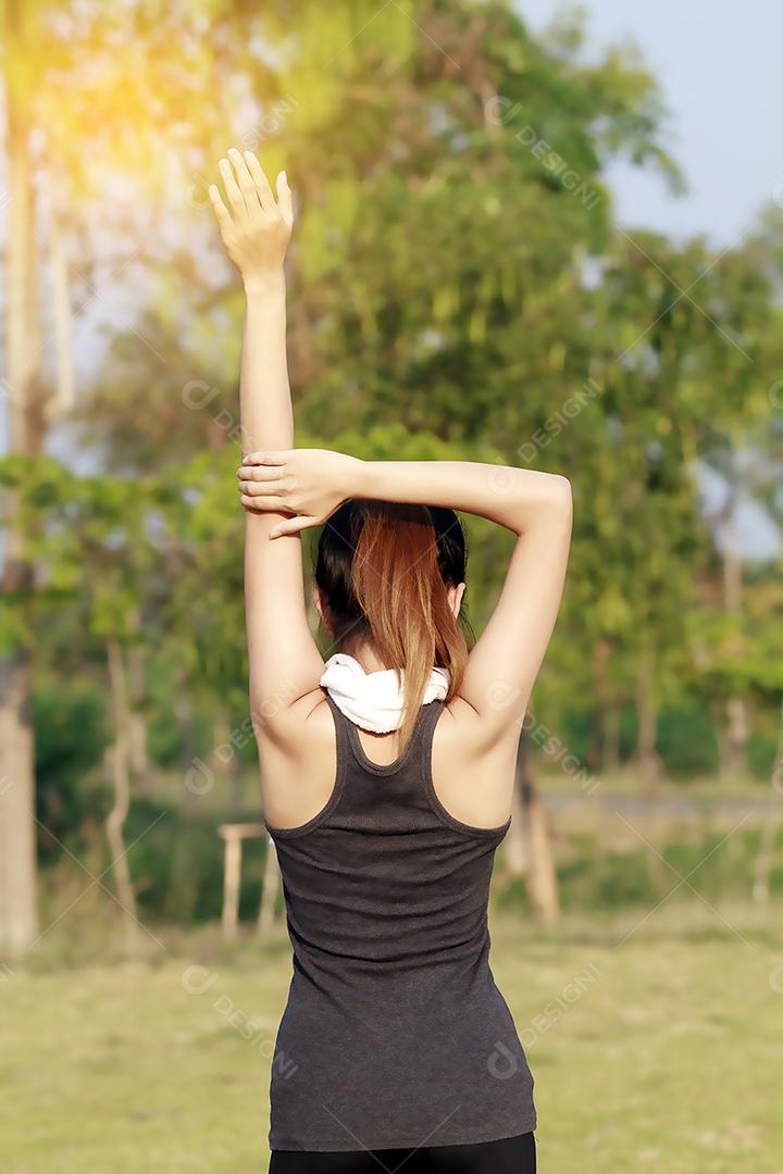 Mulher atlética ásia aquecendo e jovem atleta sentada em um exercício e alongamento