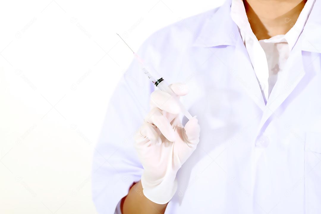 Médico segurando seringa de injeção médica e equipamento de vacinação de plástico de medicina com agulha. Enfermeira ou médico. Droga líquida ou narcótico. Cuidados de saúde no hospital.