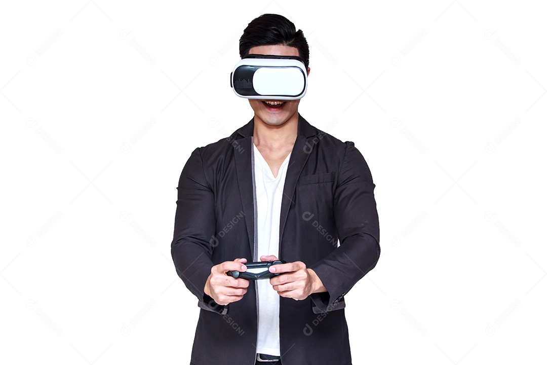 Homem usando óculos de realidade virtual. Tiro do estúdio, fundo branco