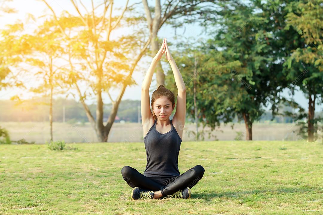 Mulher atlética ásia aquecendo e jovem atleta sentada em um exercício e alongamento