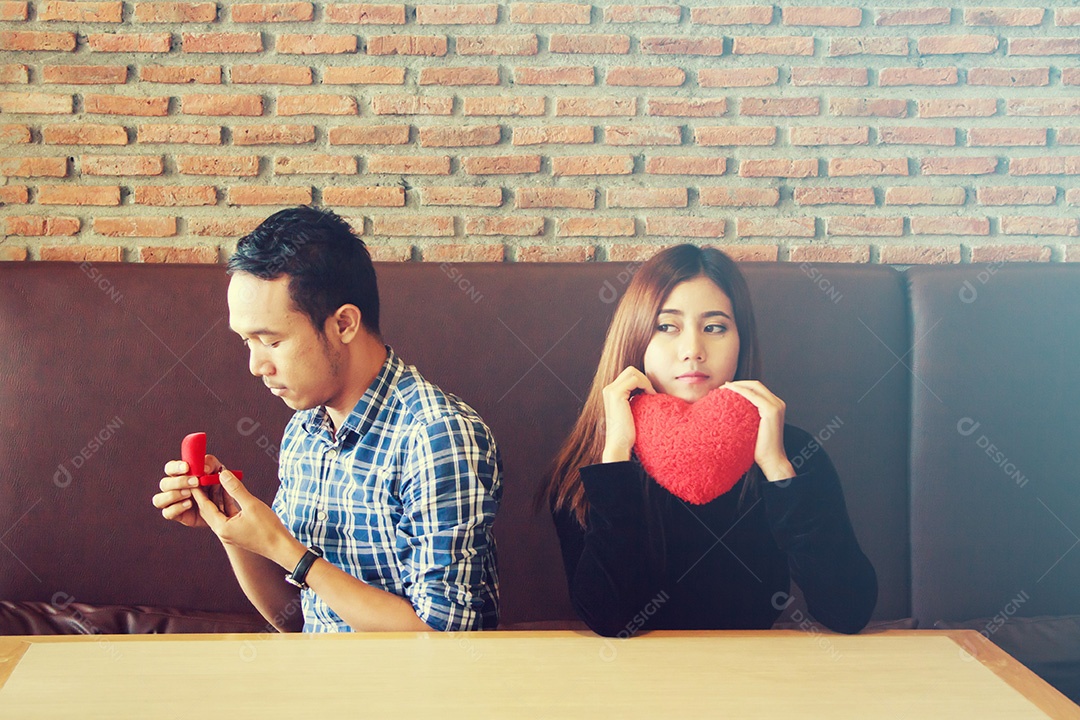 Homem segurando caixa com anel fazendo pedido à namorada em casamento