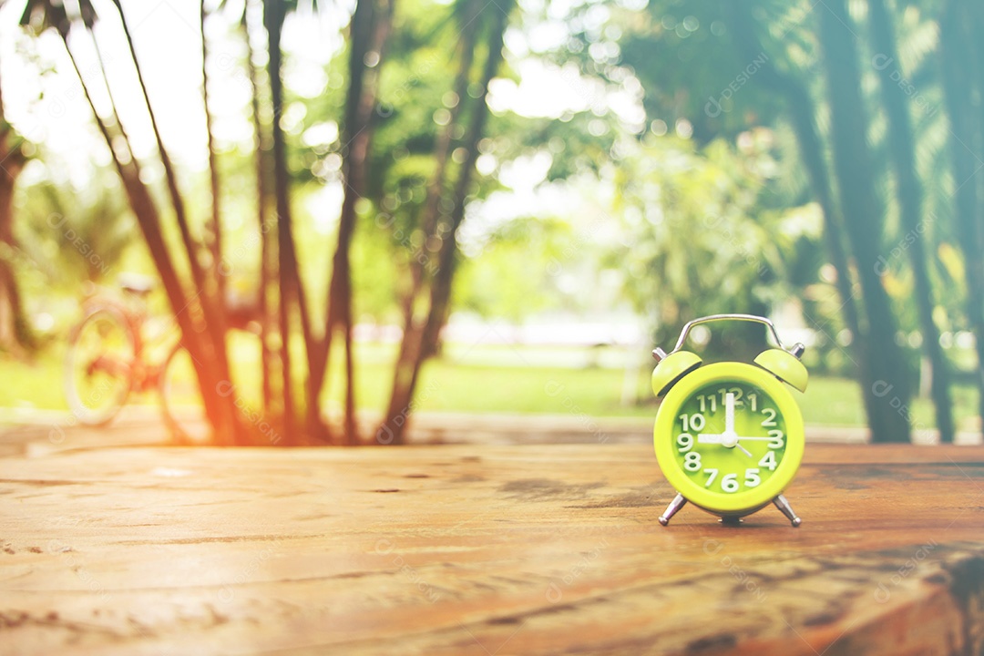 Despertador na mesa de madeira