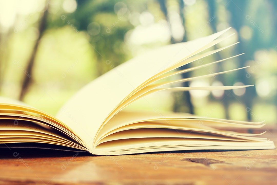 Reserve na mesa de madeira