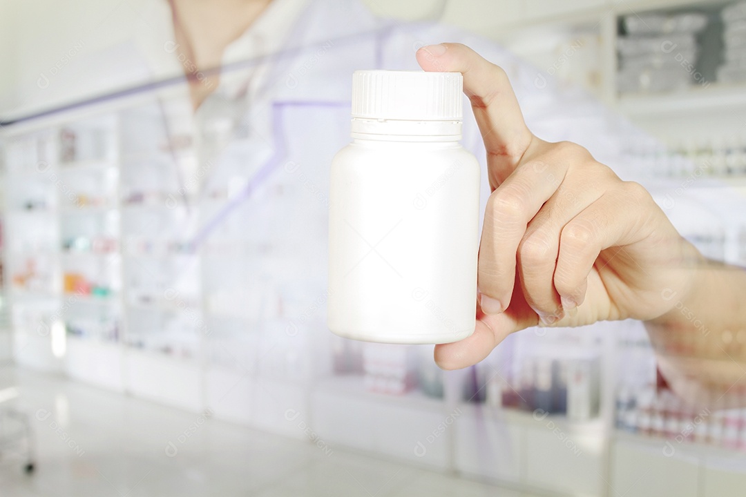 Mão de dupla exposição do médico segurando o frasco de remédio no fundo branco