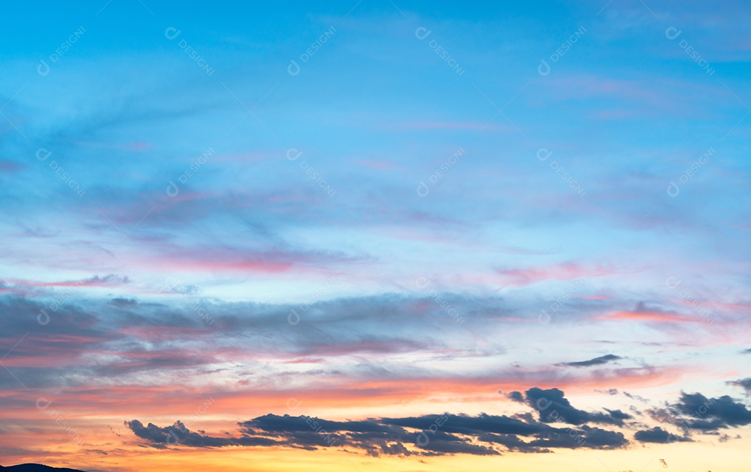 Nascer do sol de manhã com céu laranja, amarelo e azul, paisagem crepuscular dramática com fundo do pôr do sol à noite