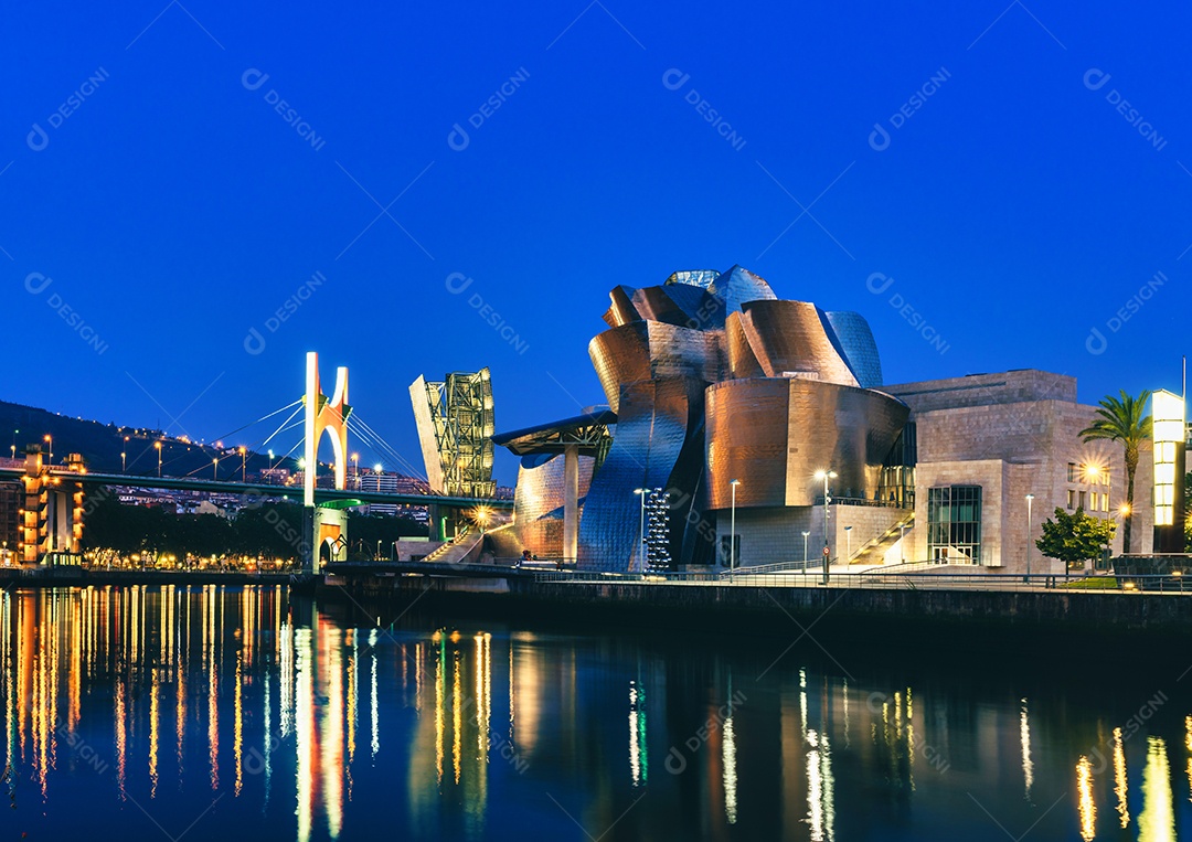 vista do Museu Guggenheim ao lado do estuário na cidade de Bilbao Euskadi, Espanha