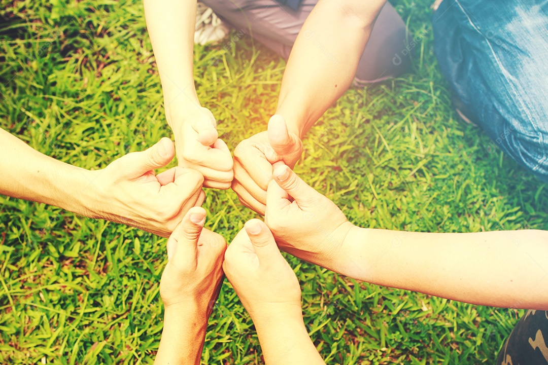 Grupo de turistas mostra o polegar para cima