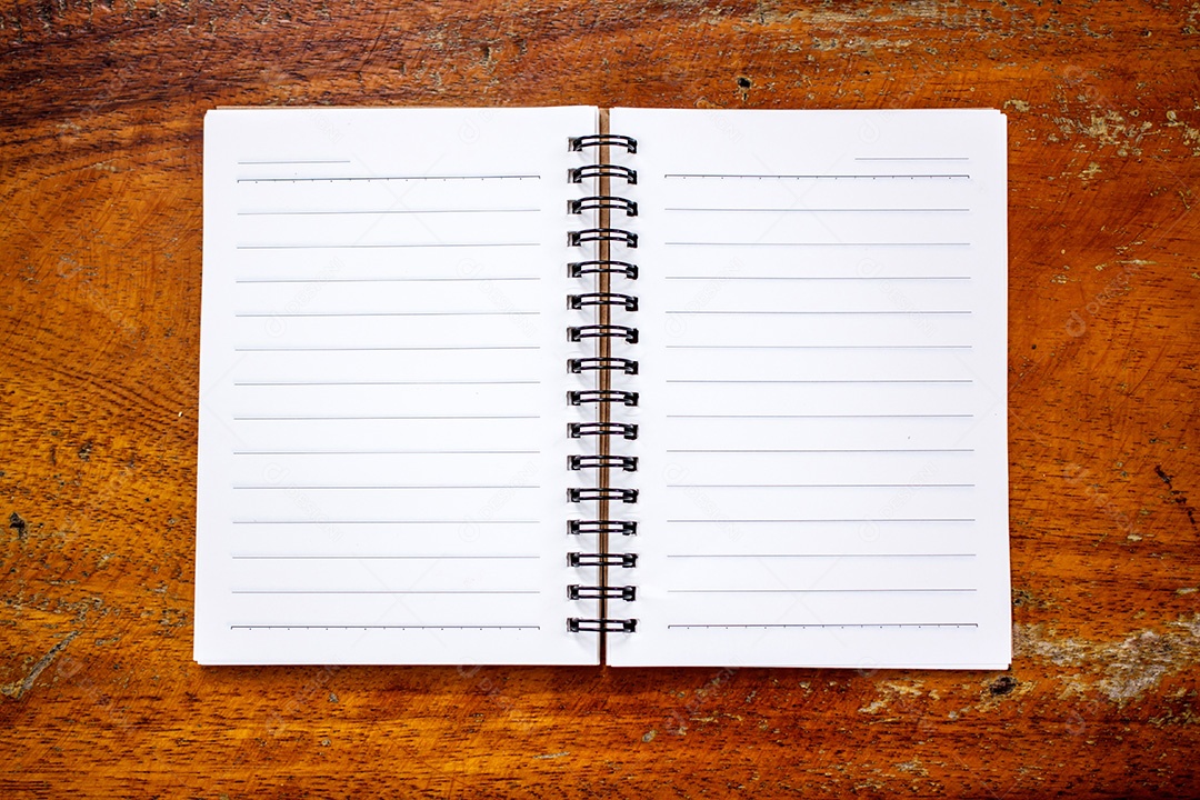 Bloco de notas em uma mesa de madeira com textura suja