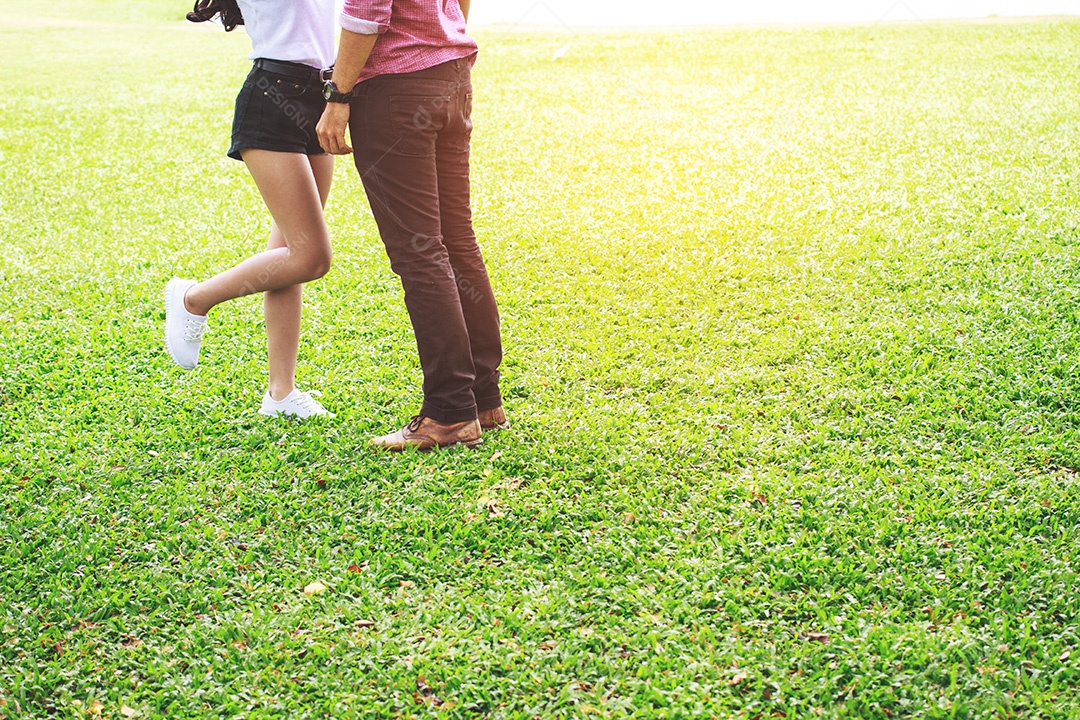 Casal romântico beijando em uma praia quente de verão