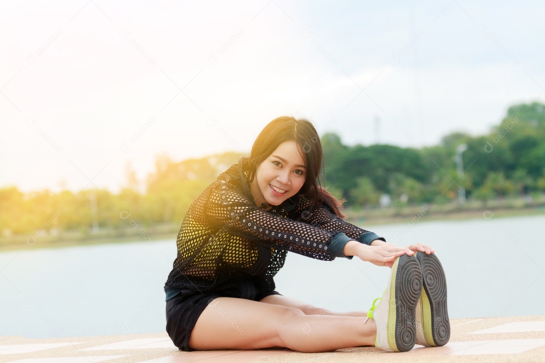 Mulher atlética ásia aquecendo e jovem atleta sentada em um exercício e alongamento