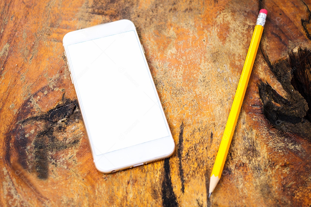 Caneta com Smartphone na mesa de madeira