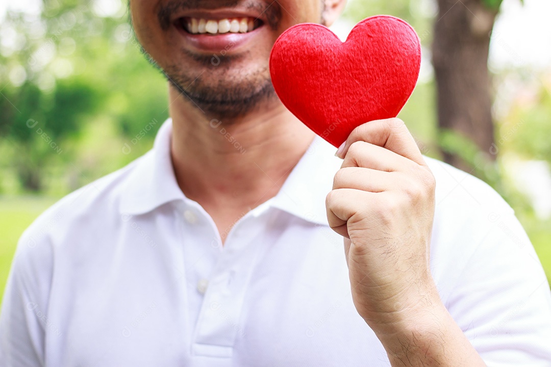 Coração vermelho nas mãos do homem, feche na mão do homem