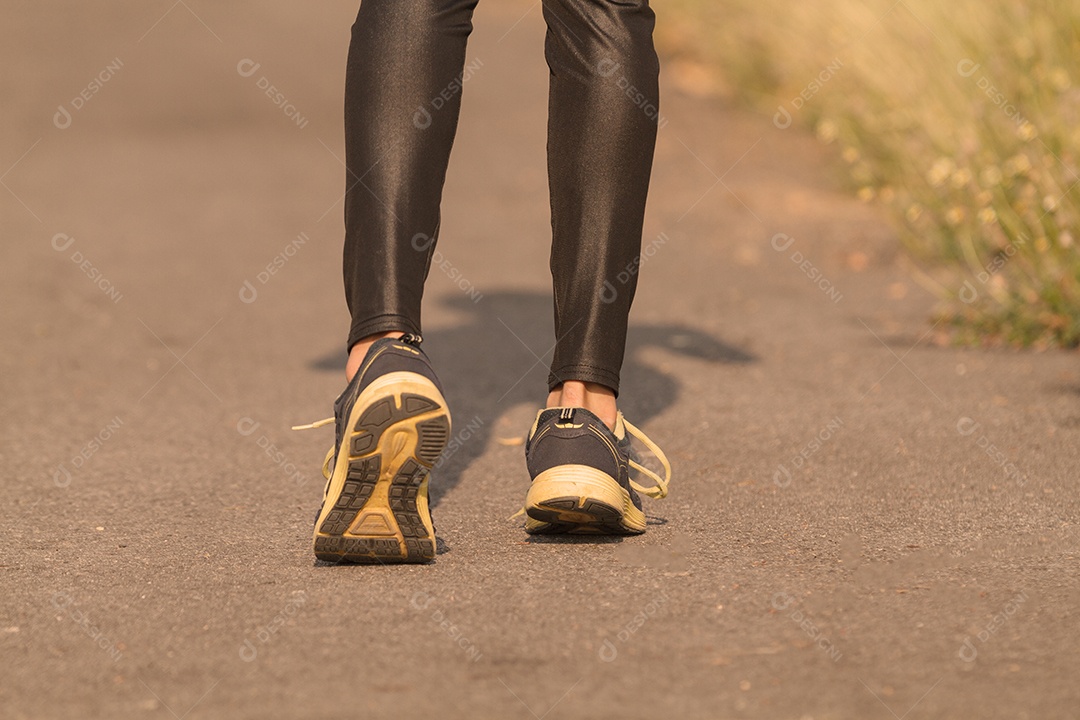 Mulher em execução. Corredor asiático feminino jogging durante ao ar livre na estrada.