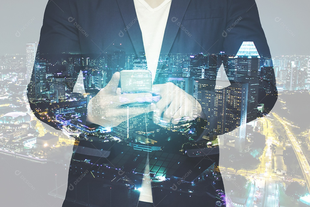 Homem de negócios que guarda a exposição dobro do telefone móvel com noite da cidade