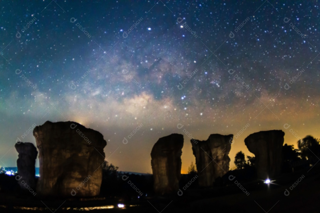 Fotografia embaçada e de longa exposição com ganho da galáxia Via Láctea na noite escura na tailândia