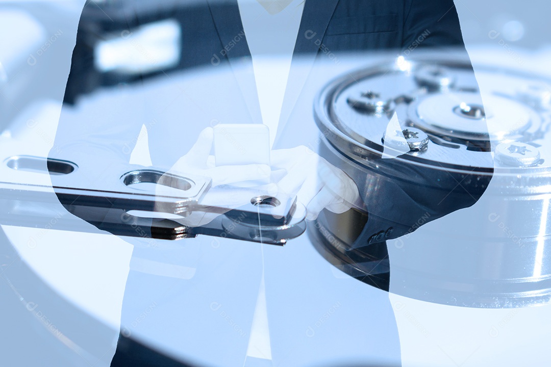 Empresário segurando o celular. sobre fundo cinza