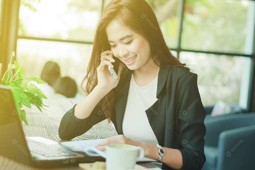 Empresários mulher estão usando telefone inteligente móvel e sensível ao toque para comunicação e verificando pessoas