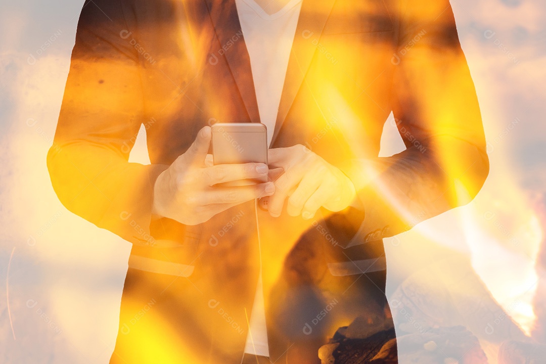 Empresário segurando o celular. sobre fundo cinza