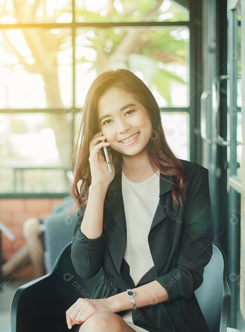 Empresários mulher estão usando telefone inteligente móvel e sensível ao toque para comunicação e verificando pessoas