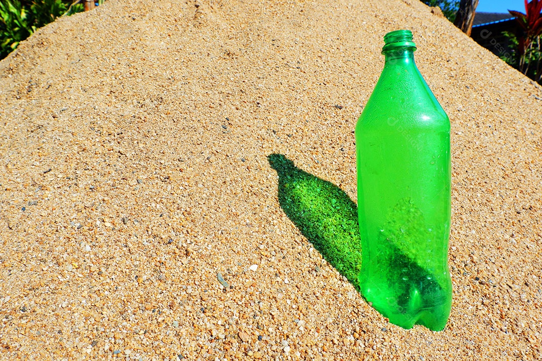 Garrafa plástica de água está na pilha de areia Para evitar que o cachorro entre nos excrementos.