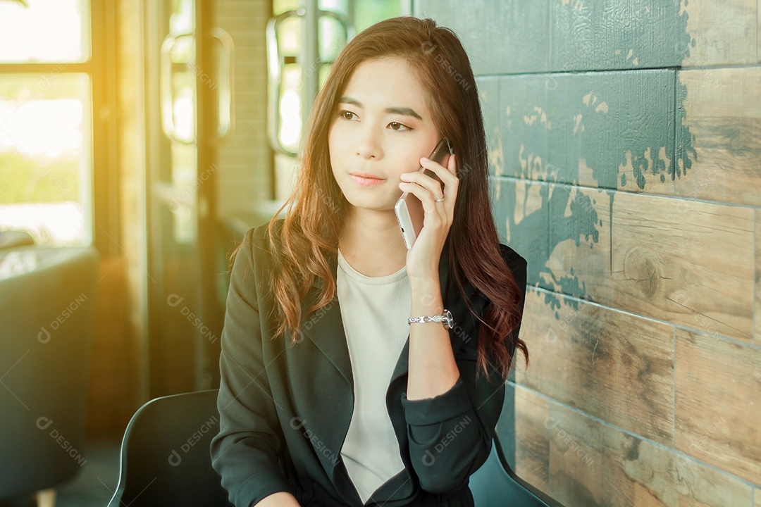 Empresária mulher estão usando telefone inteligente móvel e sensível ao toque para comunicação e verificando pessoas