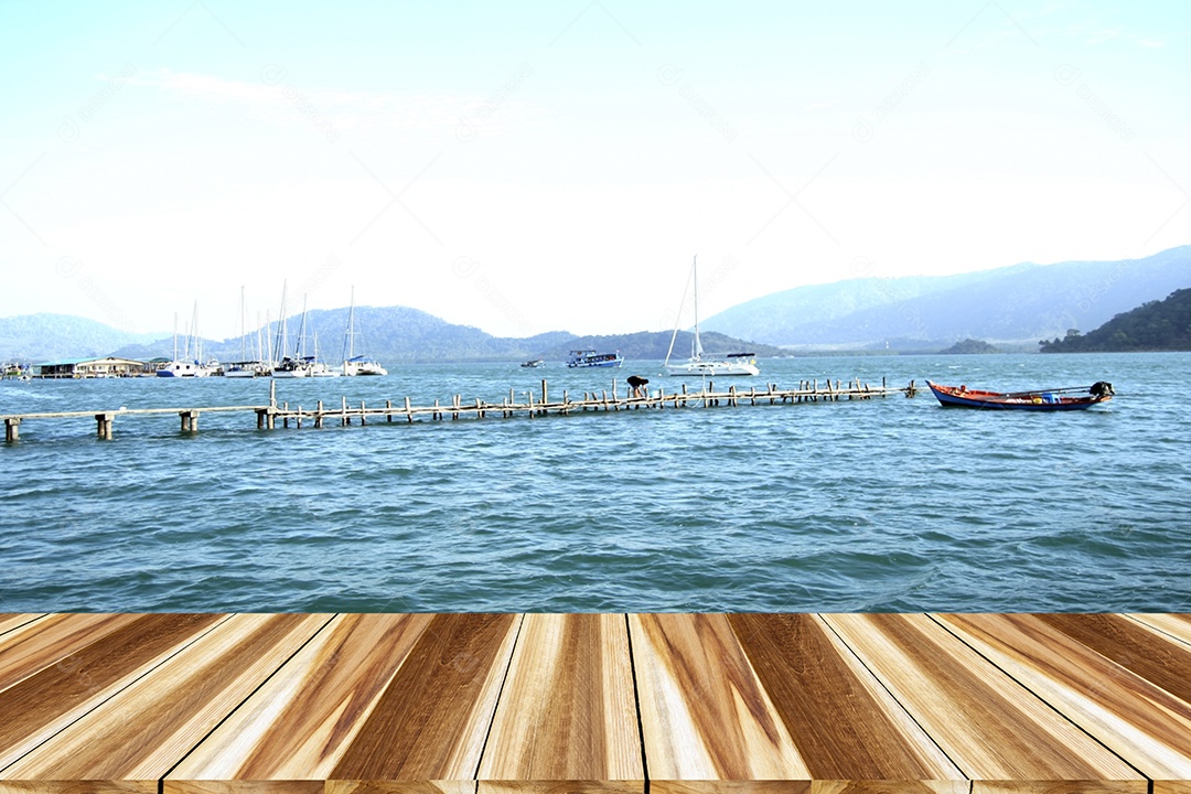 Perspectiva de madeira no fundo do mar e verão