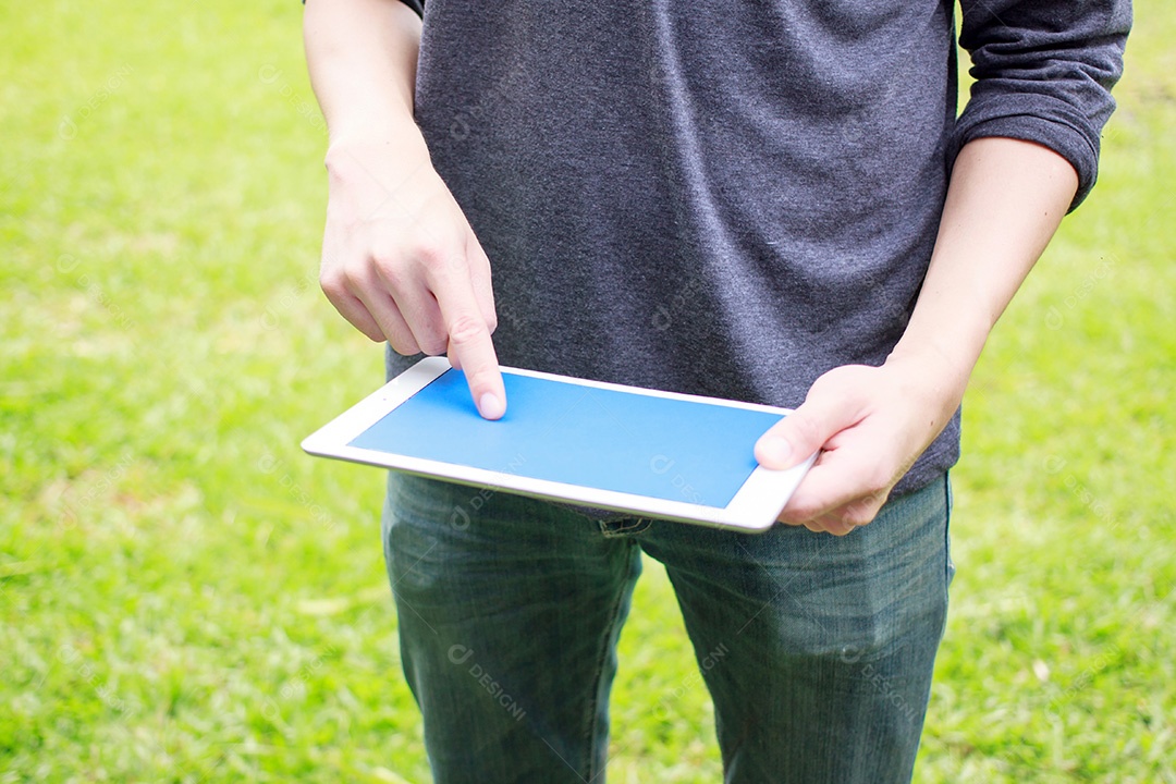 Close-up homem multitarefa de mãos usando tablet