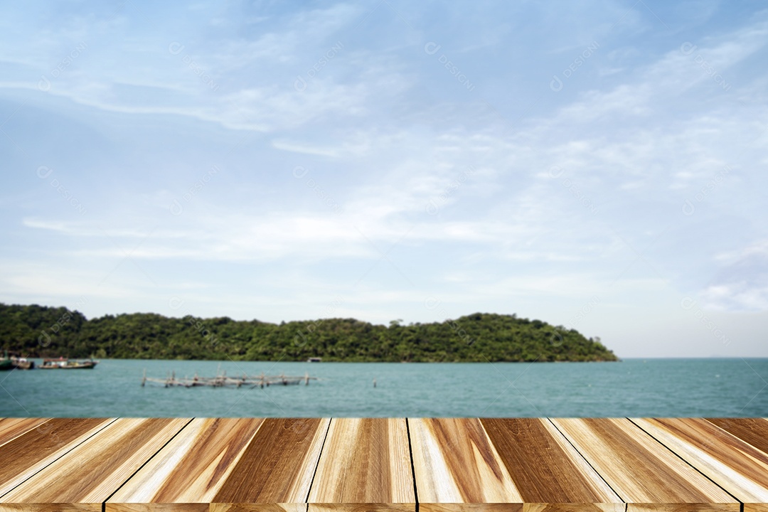 Perspectiva de madeira no fundo do mar e verão