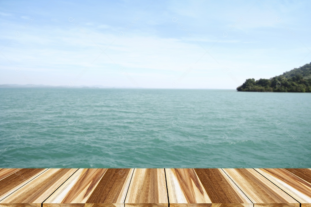 Perspectiva de madeira no fundo do mar e verão